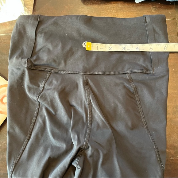 Lululemon women's Cropped Black Athletic Leggings size 4 - Picture 9 of 9